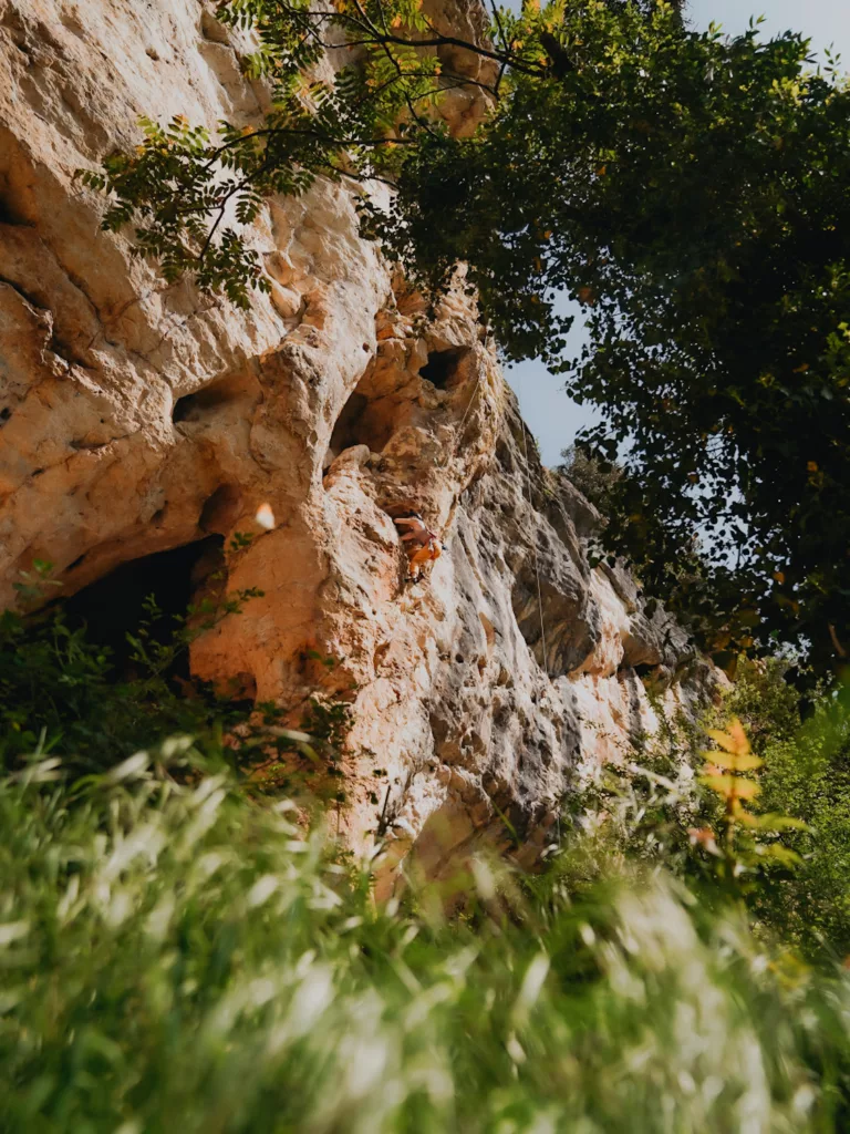 Grimper dans le Lot : falaise d'escalade à Gourdon. Grimper sur la falaise du rocher des Corbeax à Milhac. Recommandations de voies d'escalade dans le Lot.