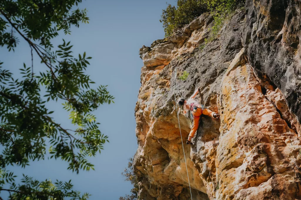 Grimper dans le Lot : falaise d'escalade à Gourdon. Grimper sur la falaise du rocher des Corbeax à Milhac. Recommandations de voies d'escalade dans le Lot.