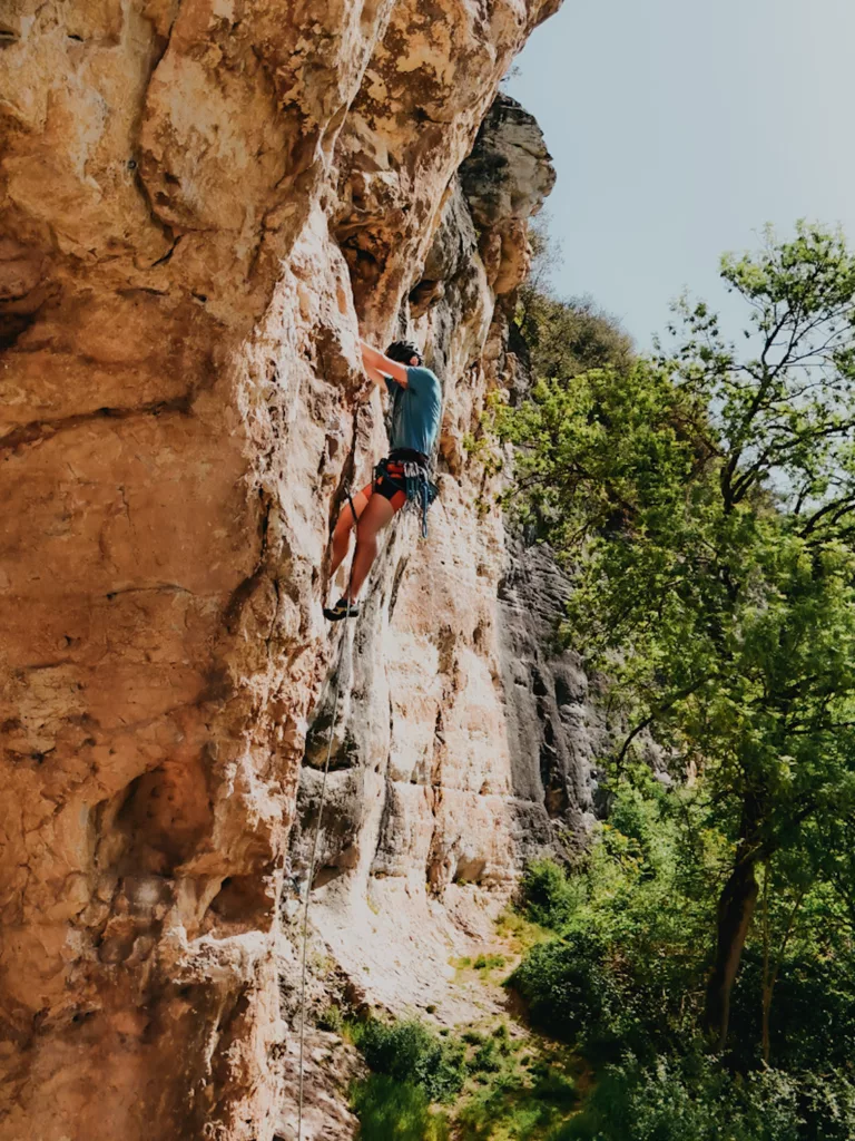 Grimper dans le Lot : falaise d'escalade à Gourdon. Grimper sur la falaise du rocher des Corbeax à Milhac. Recommandations de voies d'escalade dans le Lot.