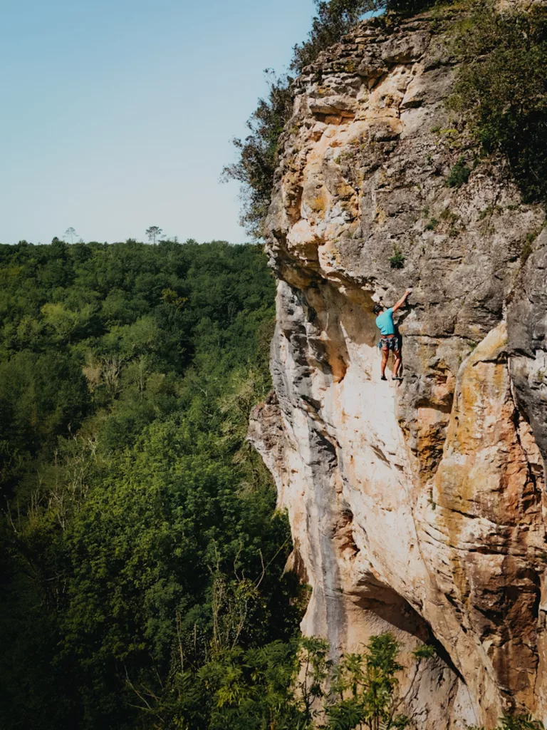 Grimper dans le Lot : falaise d'escalade à Gourdon. Grimper sur la falaise du rocher des Corbeax à Milhac. Recommandations de voies d'escalade dans le Lot.