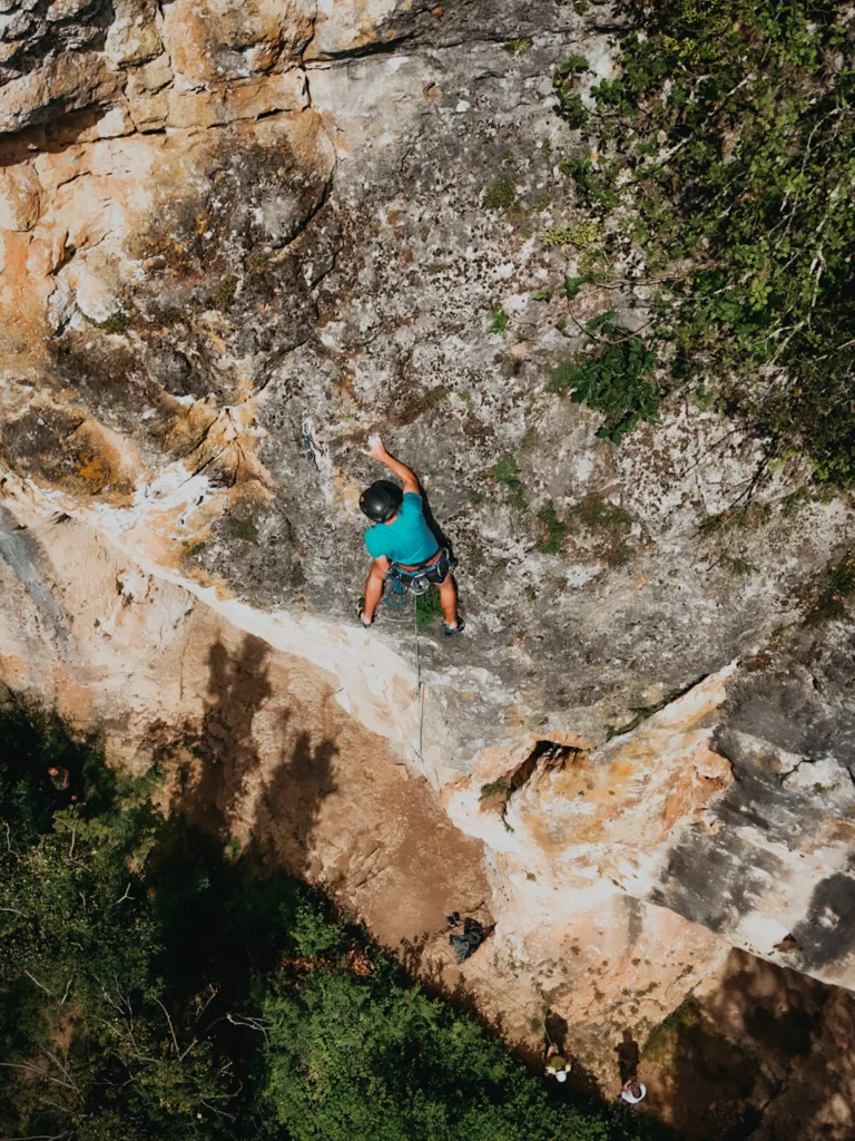 Grimper dans le Lot : falaise d'escalade à Gourdon. Grimper sur la falaise du rocher des Corbeax à Milhac. Recommandations de voies d'escalade dans le Lot.