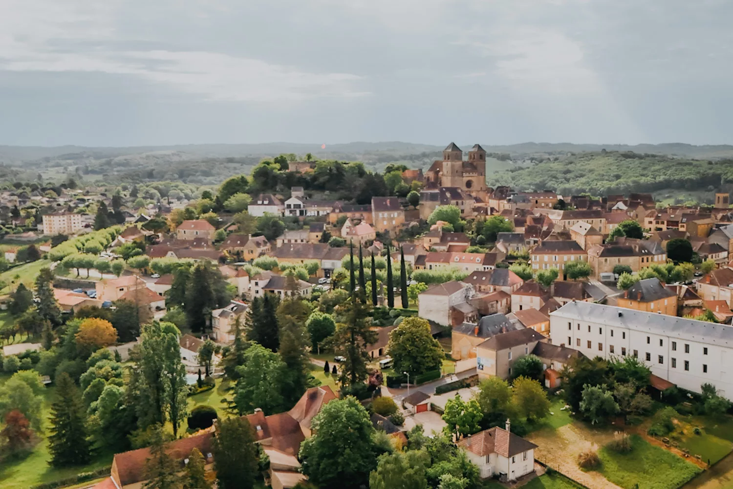 Gourdon citée médiévale dans le Lot entre Rocamadour et Saralat. Pint de base idéal pour visiter la région du Lot.