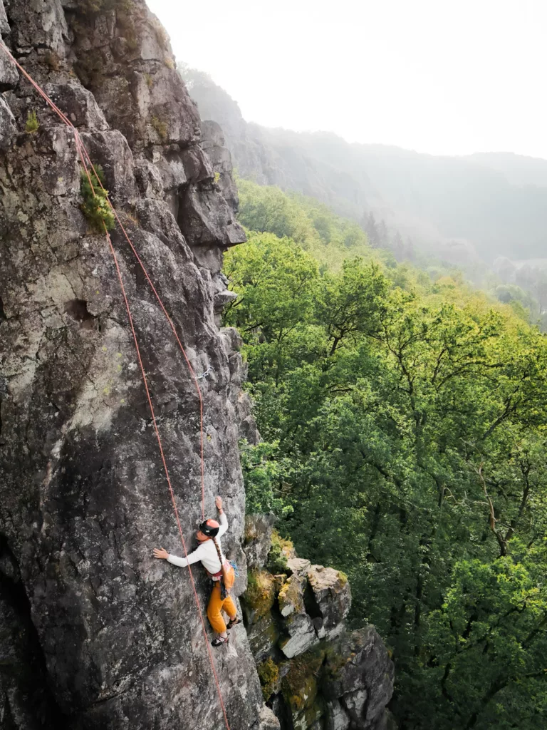 Escalade à Clécy au site des Rochers des Parcs. Grimper en Suisse normande (Calvaso) : nos recommandations et nos voies préférées pour grimper lors d'un week-end en Normandie.