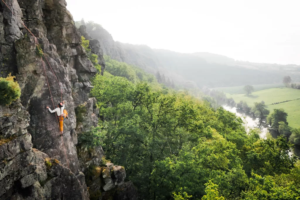 Escalade à Clécy au site des Rochers des Parcs. Grimper en Suisse normande (Calvaso) : nos recommandations et nos voies préférées pour grimper lors d'un week-end en Normandie.