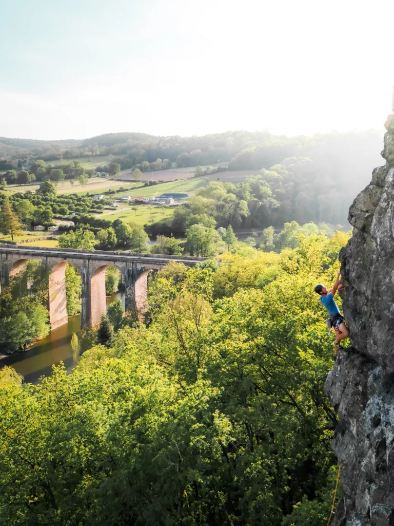 Escalade à Clécy au site des Rochers des Parcs. Grimper en Suisse normande (Calvaso) : nos recommandations et nos voies préférées pour grimper lors d'un week-end en Normandie.