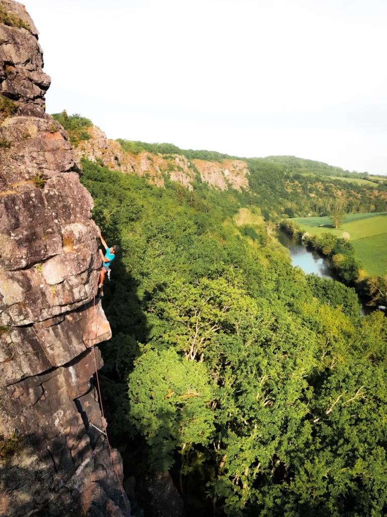 Escalade à Clécy au site des Rochers des Parcs. Grimper en Suisse normande (Calvaso) : nos recommandations et nos voies préférées pour grimper lors d'un week-end en Normandie.