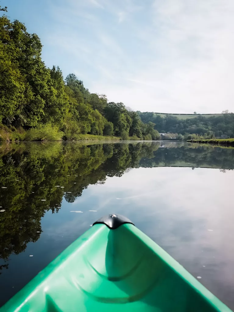 Canoë kayak sur l'Orne, long parcours de Pont d'Ouilly à Clécy en Suisse normande. Sortie en pleine nature sur la rivière d'Orne, parcours rouge (13 km).