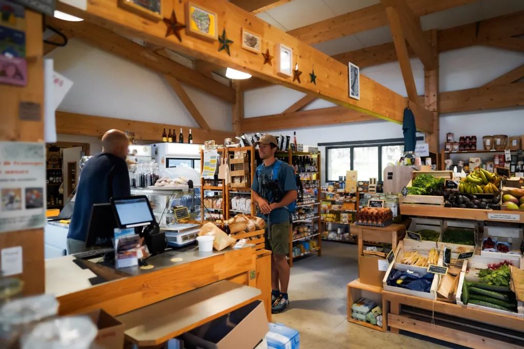 Epicerie du Coing en Suisse Normande (Clécy et Pont d'Ouilly). Commerce pour trouver des produits locaux et bio dans le Calvados (Normandie) lors d'un week-end en Suisse Normande.