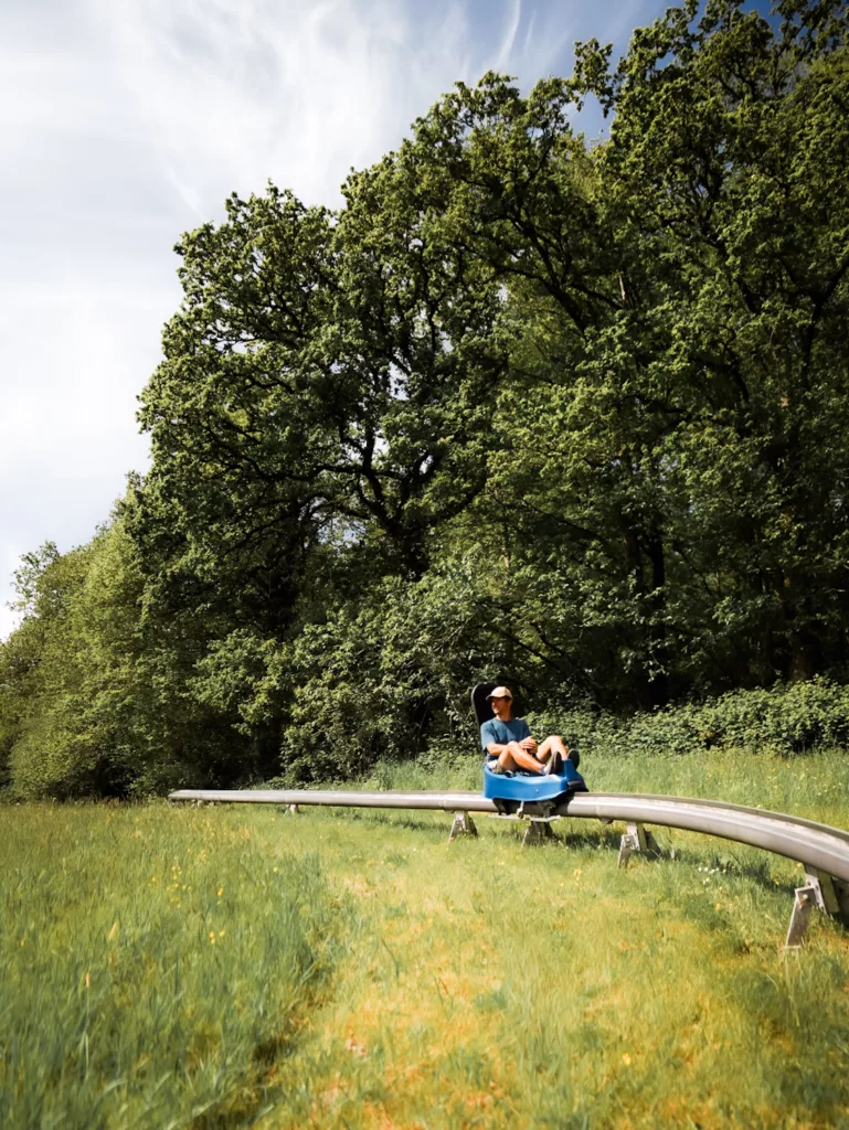 Clécy Gliss : luge d'été / luge sur rail en Suisse normande dans le Calvados. Dévaler les pentes à toute vitesse (45 km/h) en Normandie.