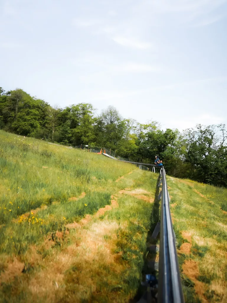 Clécy Gliss : luge d'été / luge sur rail en Suisse normande dans le Calvados. Dévaler les pentes à toute vitesse (45 km/h) en Normandie.