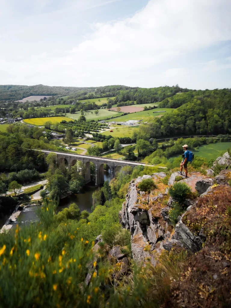 Randonnée en Normandie : le plus belle randonnée de Suisse Normande à Clécy. Randonneur sur les falaises de Clécy (rochers de parcs) avec vue sur le viaduc.