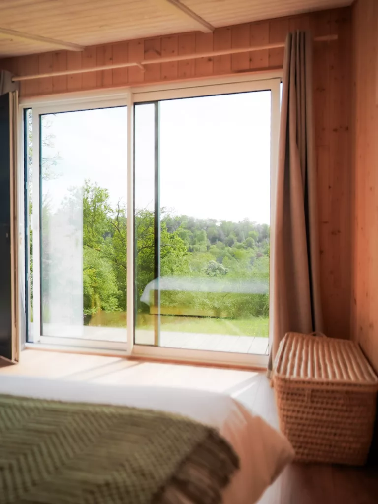 La Cabene Suisse Normande : hébergement insolite en Suisse Normande (Calvados) à la Pommeraye proche de Clécy. Cabane tout confort avec vue sur la nature.