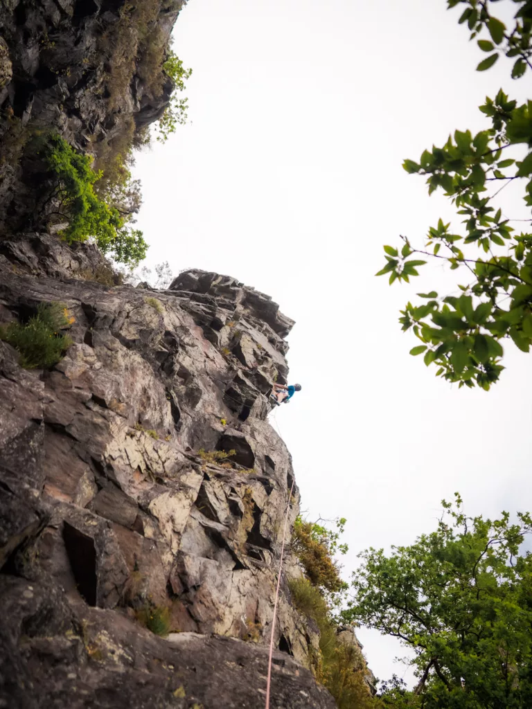 Escalade à Clécy au site des Rochers des Parcs. Grimper en Suisse normande (Calvaso) : nos recommandations et nos voies préférées pour grimper lors d'un week-end en Normandie.