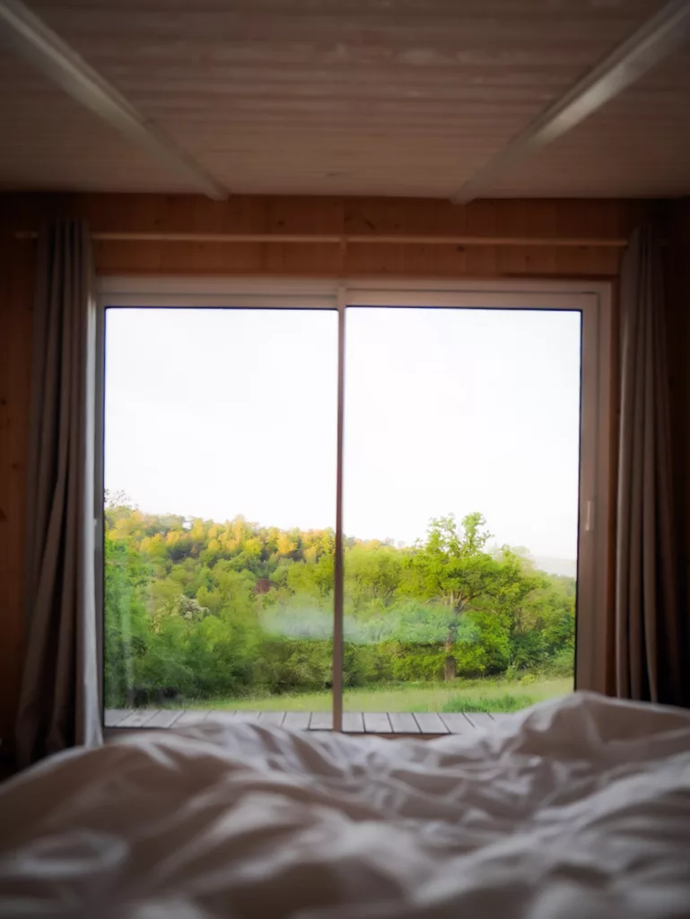 La Cabene Suisse Normande : hébergement insolite en Suisse Normande (Calvados) à la Pommeraye proche de Clécy. Cabane tout confort avec vue sur la nature.
