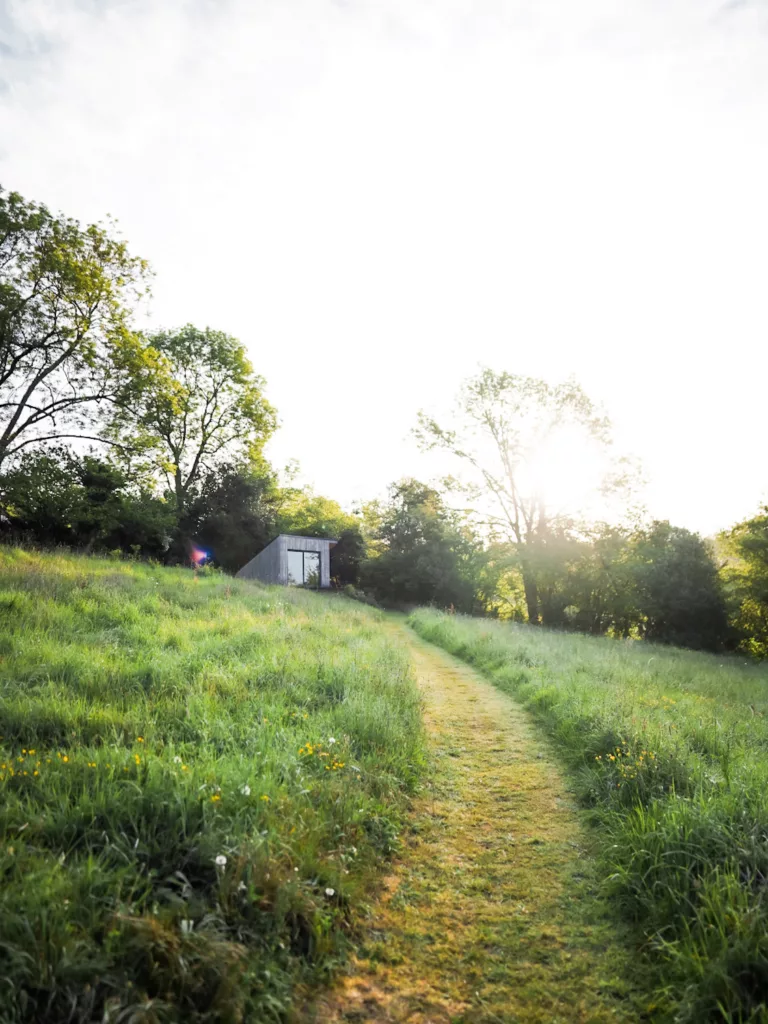 La Cabene Suisse Normande : hébergement insolite en Suisse Normande (Calvados) à la Pommeraye proche de Clécy. Cabane tout confort avec vue sur la nature.