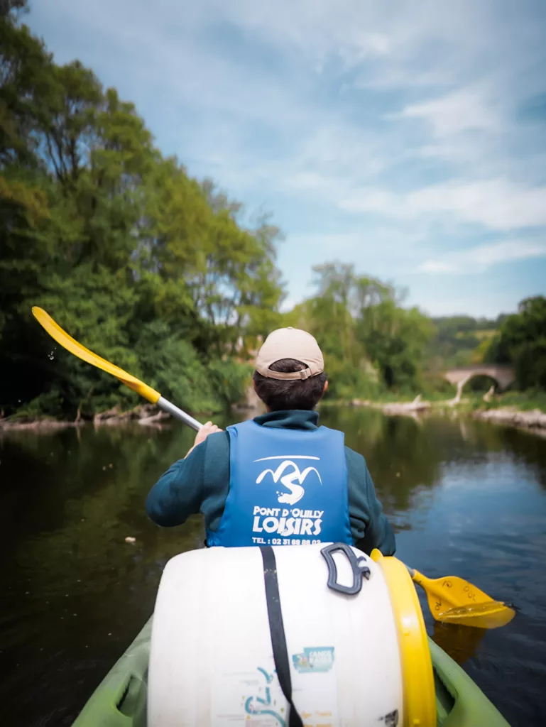 Canoë kayak sur l'Orne, long parcours de Pont d'Ouilly à Clécy en Suisse normande. Sortie en pleine nature sur la rivière d'Orne, parcours rouge (13 km).