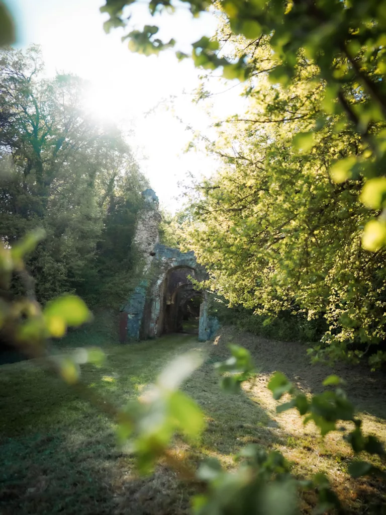Randonnée en Normandie : la plus belle randonnée de Suisse normande à Clécy. Balade dans les ruines du château en Suisse normande, au village de la Pommeraye.