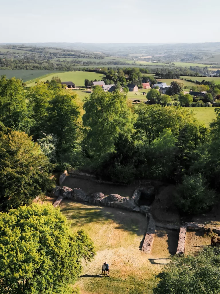 Randonnée en Normandie : la plus belle randonnée de Suisse normande à Clécy. Balade dans les ruines du château en Suisse normande, au village de la Pommeraye.