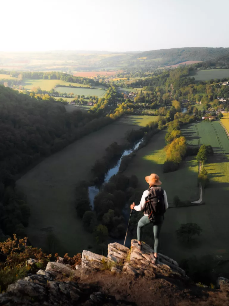 Randonnée en Normandie : le plus belle randonnée de Suisse Normande à Clécy. Itinéraire de randonnée et balade avec de magnifiques points de vue. Randnneuse façe aux paysages au Pain de Sucre.