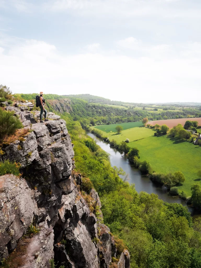 Randonnée en Normandie : le plus belle randonnée de Suisse Normande à Clécy. Randonneuse sur les falaises des rochers dues parcs (site d'escalade en Suisse Normande).