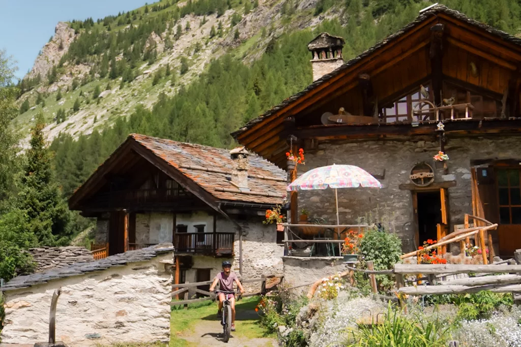 Le Monal : village classé à découvrir en Savoie Haute Tarentaise prêt de Bourg-Saint-Maurice. Informations pratiques pour découvrir le Monal. Idée de balade facile en Tarentaise.