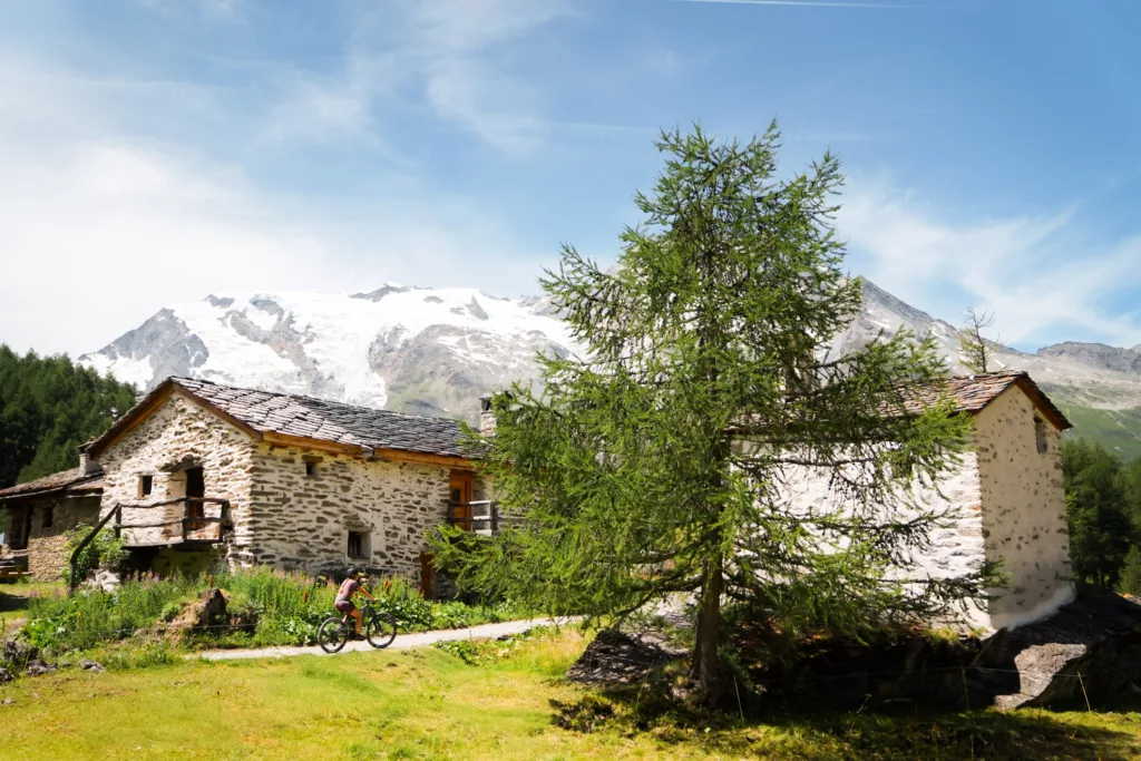 Le Monal : village classé à découvrir en Savoie Haute Tarentaise prêt de Bourg-Saint-Maurice. Informations pratiques pour découvrir le Monal. Idée de balade facile en Tarentaise.