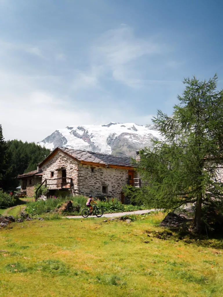 Itinéraire VTT et VTTAE en Haute Tarentaise : le Fario. Parcours facile et balisé entre Tignes les Boisses et Bourg Saint Maurice. Découvrir la Haute Tarentaise en VTT. Découverte du village du Monal sur le parcours de le Fario. 