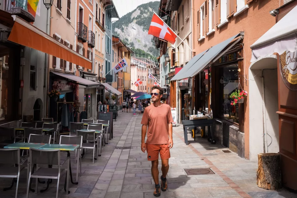 Centre ville de Bourg-Saint-Maurice en Haute Tarentaise (Savoie) Visiter Bourg-Saint-Maurice, découvrir la rue piétonne et les commerces.