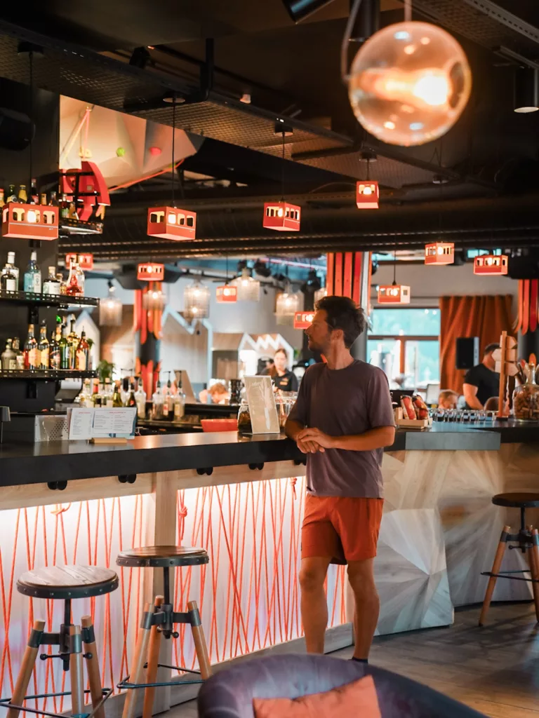 Base Camp Lodge Bourg Saint Maurice : hôtel et restaurant moderne pour les jeunes à Bourg Saint Maurice 