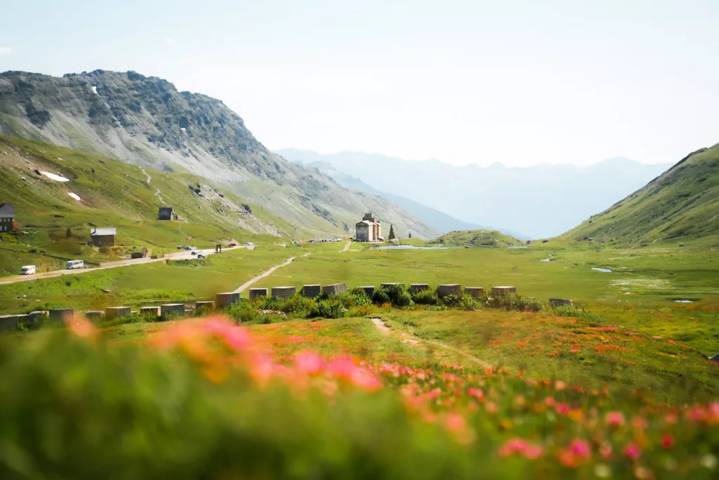 Col du Petit-Saint-Bernard : départ de randonnée en Haute Tarentaise et visite historique du col. Que faire autour de Bourg Saint Maurice et en Tarentaise ? Guide pratique pour visiter la Tarentaise en été. 