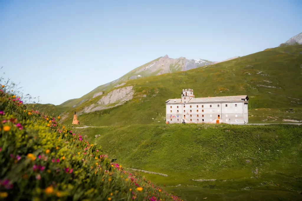 Col du Petit-Saint-Bernard : départ de randonnée en Haute Tarentaise et visite historique du col. Que faire autour de Bourg Saint Maurice et en Tarentaise ? Guide pratique pour visiter la Tarentaise en été. 