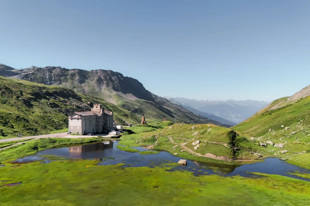 Col du Petit-Saint-Bernard : départ de randonnée en Haute Tarentaise et visite historique du col. Que faire autour de Bourg Saint Maurice et en Tarentaise ? Guide pratique pour visiter la Tarentaise en été. 