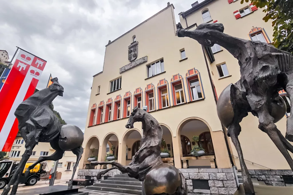 Chevaux en bronze du sculpteur suisse Nag Arnoldinà Vaduz.