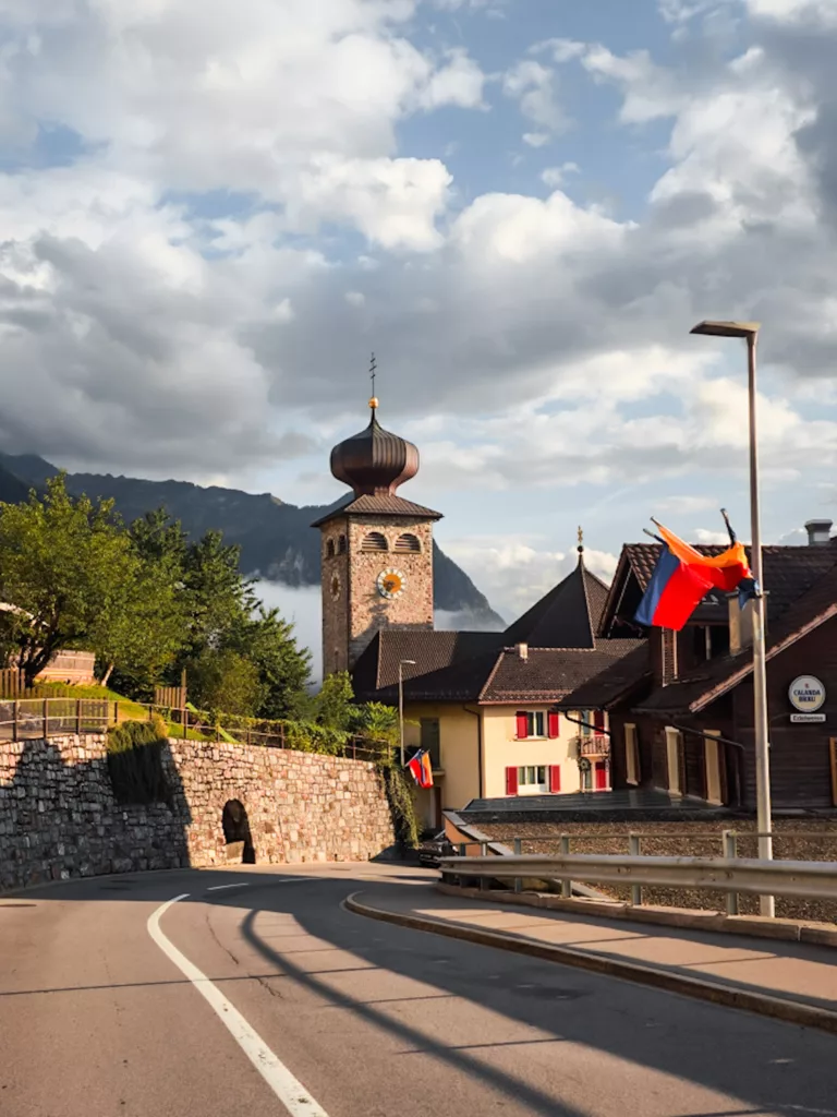 Voyager au Liechtenstein, bon plan pour économiser de l'argent quand on visite le Liechtenstein. Ville de Triesenberg, se déplacer en transport en commun, bus au Liechtenstein.