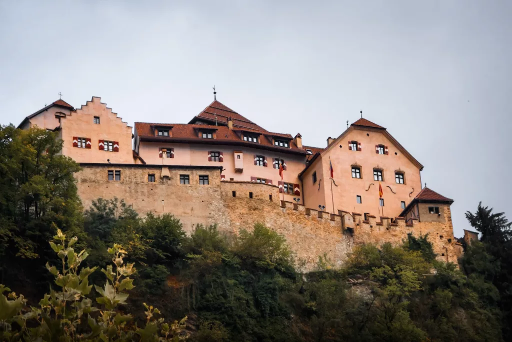Château de Vaduz, découvrir la capitale du Liechtenstein à côté de la Suisse et l'Autriche.