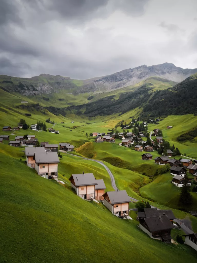 Randonnées à Malbun, station et destination outdoor au Liechtenstein. Idées de randonnée dans les Alpes. Guide pratique pour visiter le Liechtenstein en été.