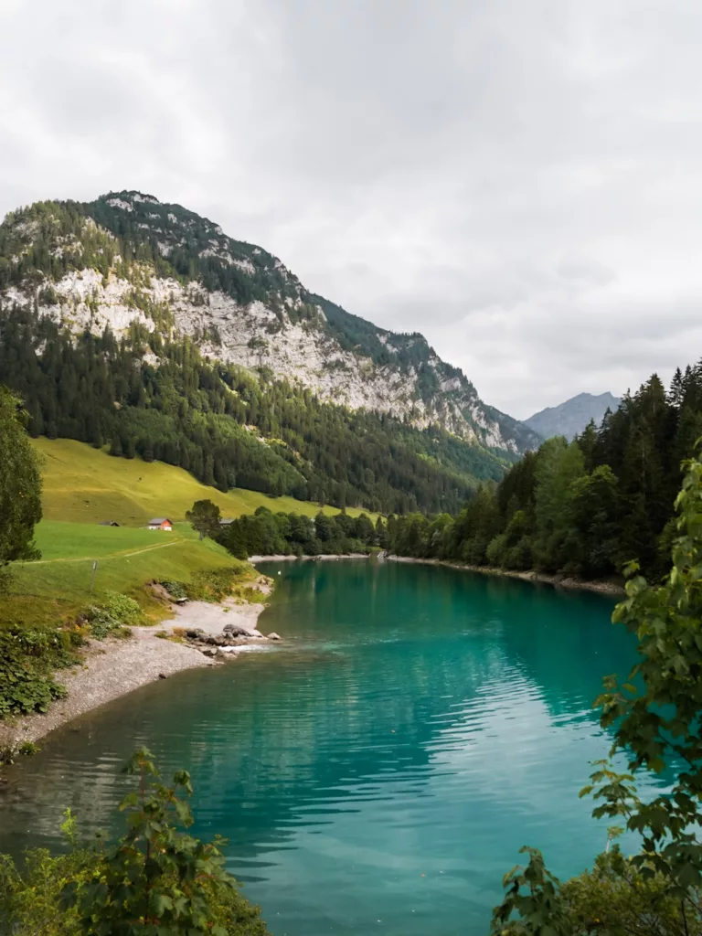 Stausee Steg et Gänglesee, balade et randonnées autour des lacs. Incontournable à découvrir au Liechtenstein, une destination outdoor dans les Alpes en été.