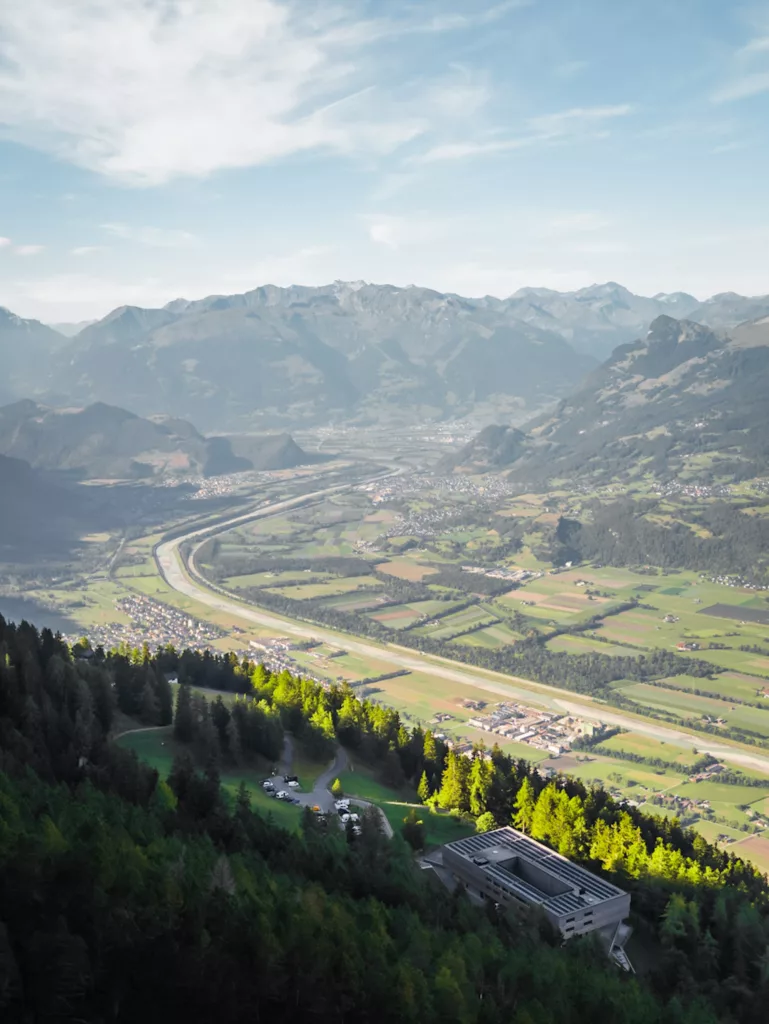 Randonnée du Fuüstensteig, une des randonnées les plus impressionnantes des Alpes au Liechtenstein entre la Suisse et l'Autriche. Sentier aérien à la frontière avec un parcours de via ferrata. Topo randonnée du vertige prêt de Vaduz.