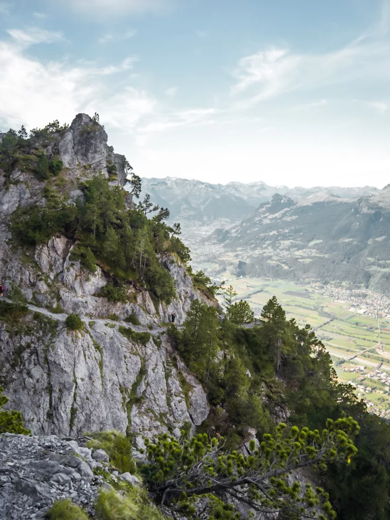 Randonnée du Fuüstensteig, une des randonnées les plus impressionnantes des Alpes au Liechtenstein entre la Suisse et l'Autriche. Sentier aérien à la frontière avec un parcours de via ferrata. Topo randonnée du vertige prêt de Vaduz.