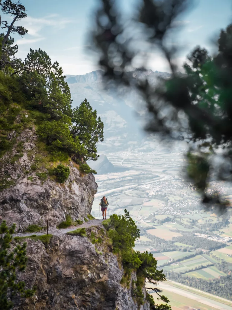 Randonnée du Fuüstensteig, une des randonnées les plus impressionnantes des Alpes au Liechtenstein entre la Suisse et l'Autriche. Sentier aérien à la frontière avec un parcours de via ferrata. Topo randonnée du vertige prêt de Vaduz.