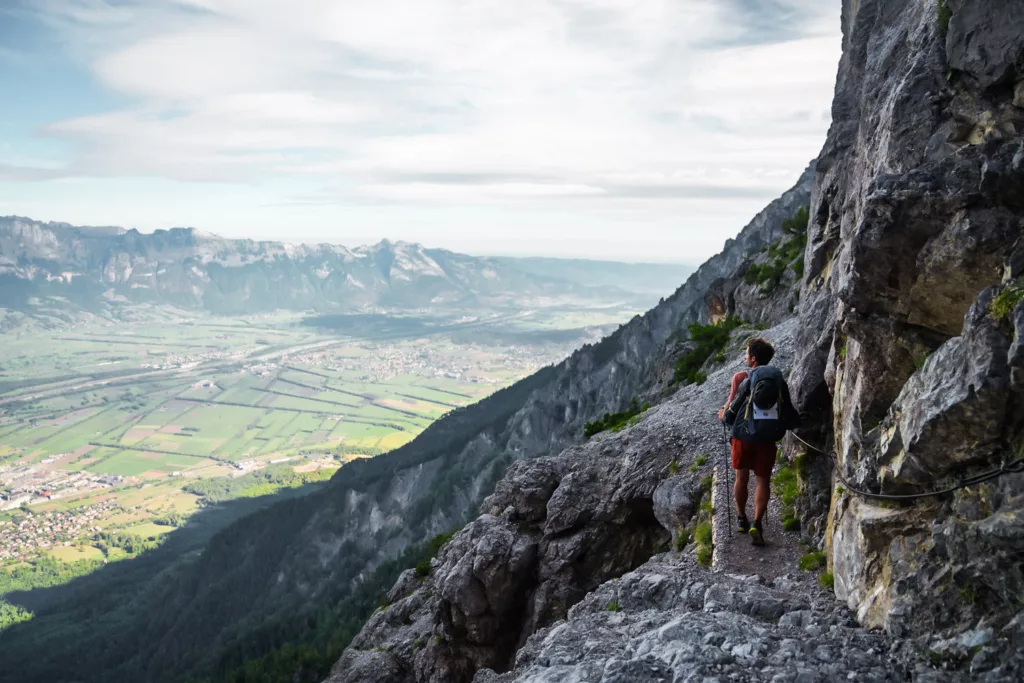 Randonnée du Fuüstensteig, une des randonnées les plus impressionnantes des Alpes au Liechtenstein entre la Suisse et l'Autriche. Sentier aérien à la frontière avec un parcours de via ferrata. Topo randonnée du vertige prêt de Vaduz.