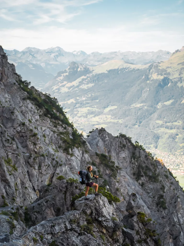 Randonnée du Fuüstensteig, une des randonnées les plus impressionnantes des Alpes au Liechtenstein entre la Suisse et l'Autriche. Sentier aérien à la frontière avec un parcours de via ferrata. Topo randonnée du vertige prêt de Vaduz.
