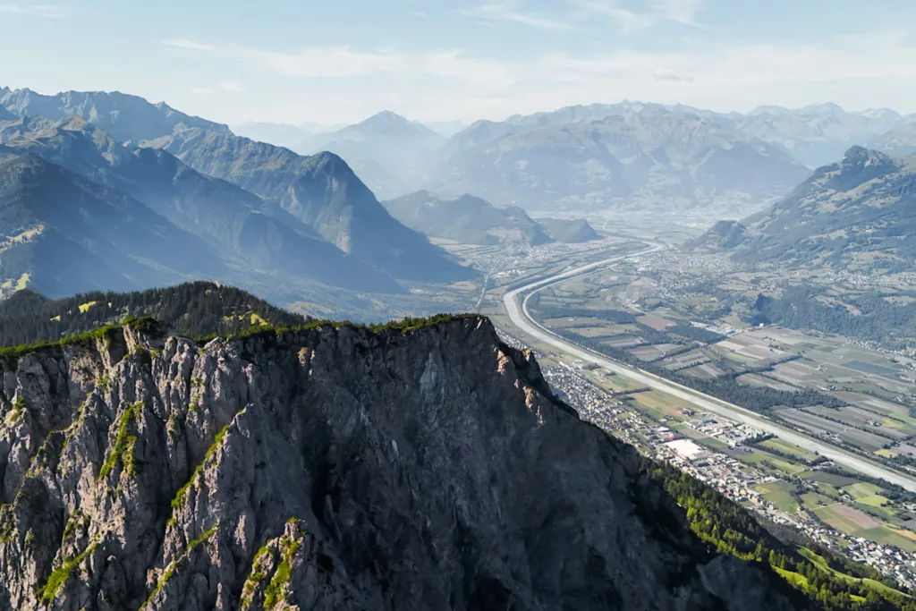 Randonnée du Fuüstensteig, une des randonnées les plus impressionnantes des Alpes au Liechtenstein entre la Suisse et l'Autriche. Sentier aérien à la frontière avec un parcours de via ferrata. Topo randonnée du vertige prêt de Vaduz.