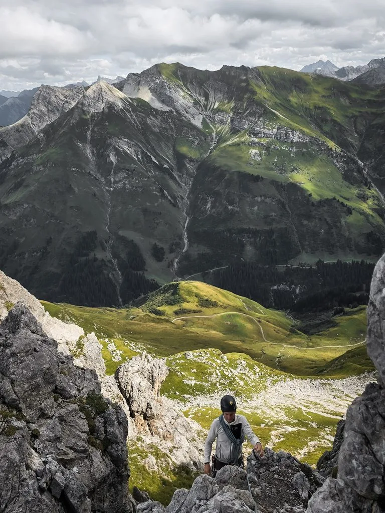 Les passages rocheux de la via ferrata du Karhorn en Autriche dans la région du Bregenzerwald