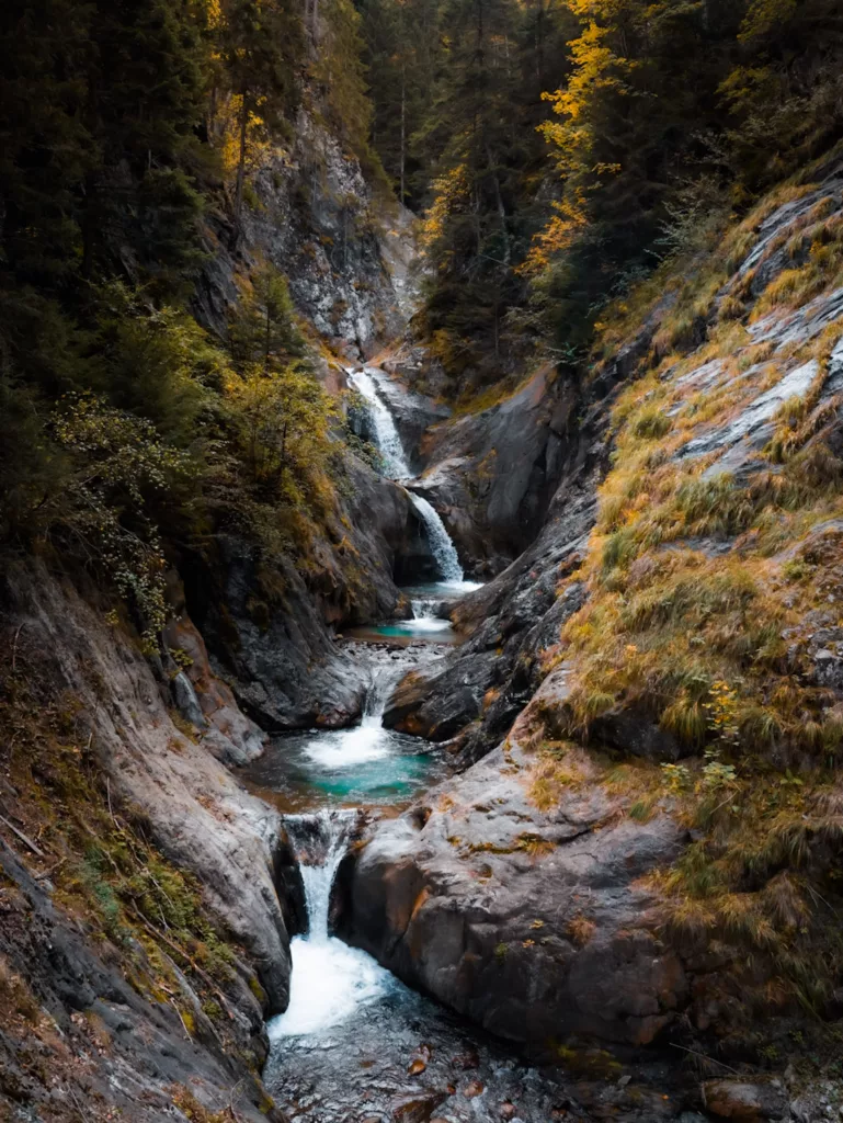 Gorges de Durnand : parmi les plus belles gorges de Suisse, visiter les gorges de Durnand à côté de Martigny dans le Valais ; Infos pratiques et recommandations.