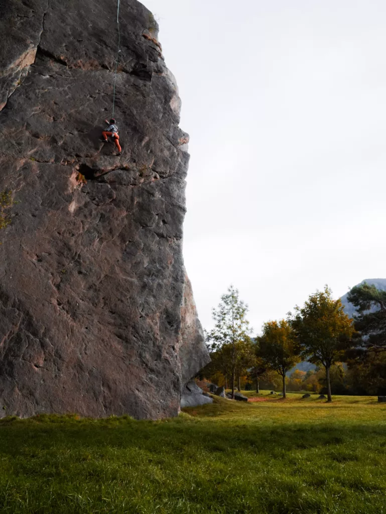 Grimper à Martigny : site d'escalade de Dorénaz, secteur Arête des comiques et Dalle du Vaudois. Grimpeuse dans la voie Azid.
