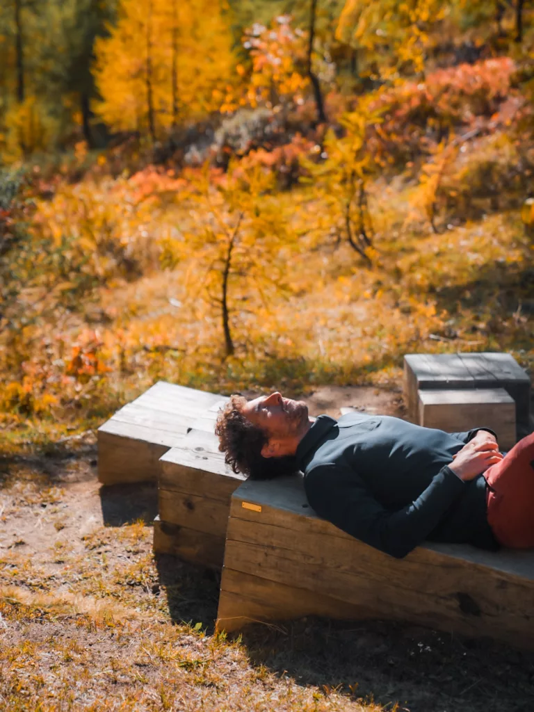 Repos d'un randonneur au Melèzes Relax Parc à Ovrnnaz près de artigny en automne.