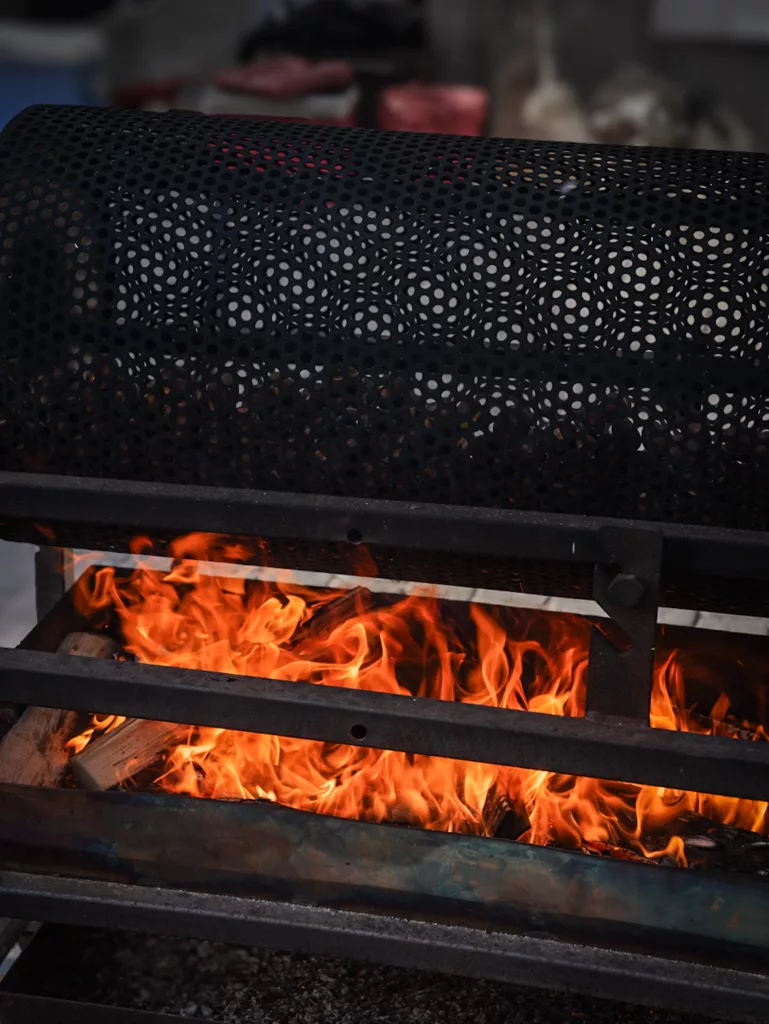 Brisoloir : cuisson des châtaigne au feu de bois dans la Valais.