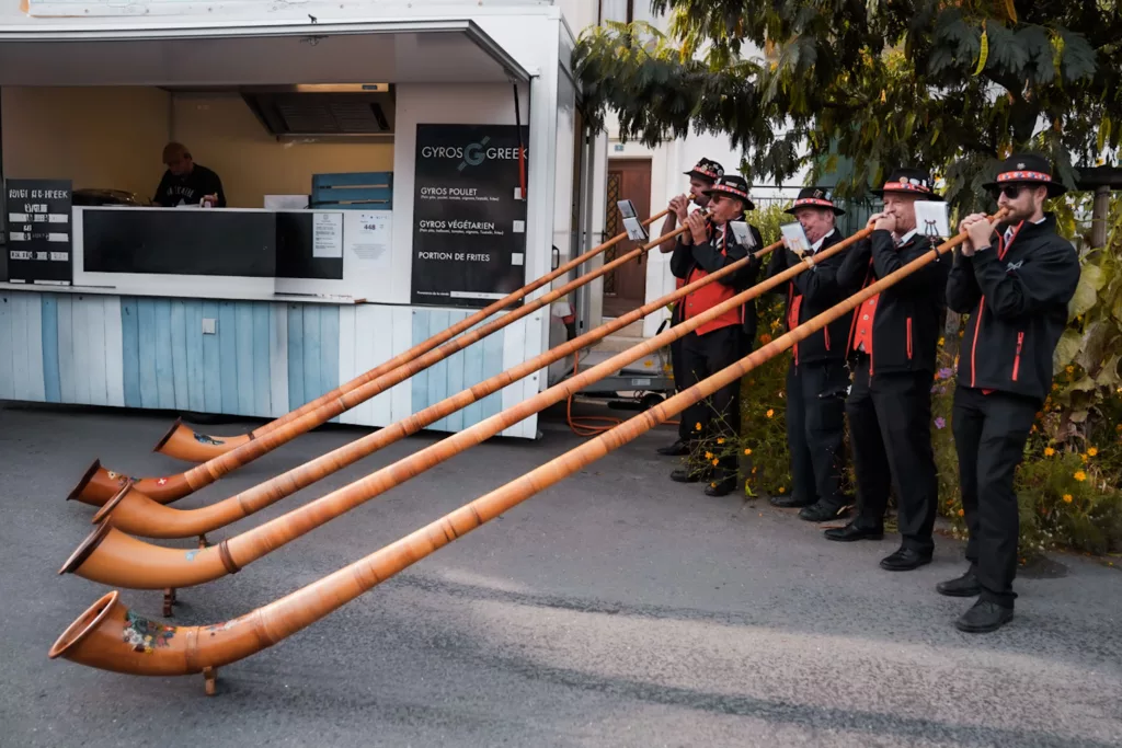 Joueurs de cor des Alpes à la fête de la châtaigne Fully dans la région de Martigny.