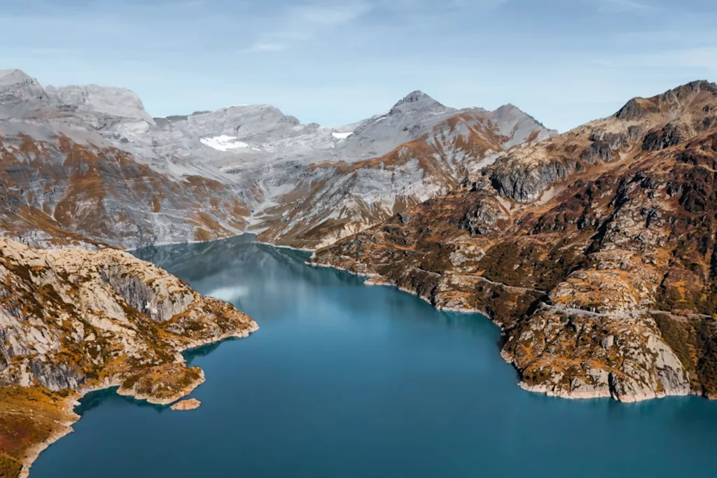 lac d'Emosson vu du ciel : les montagnes impresionnantes du Valais près de Martigny.